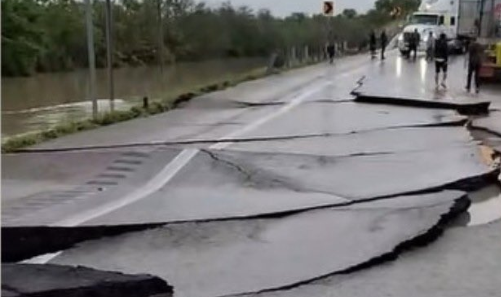 Lluvias rompen puente ‘El Aquichal’ en González, Tamaulipas; continúan cierres viales por afectaciones